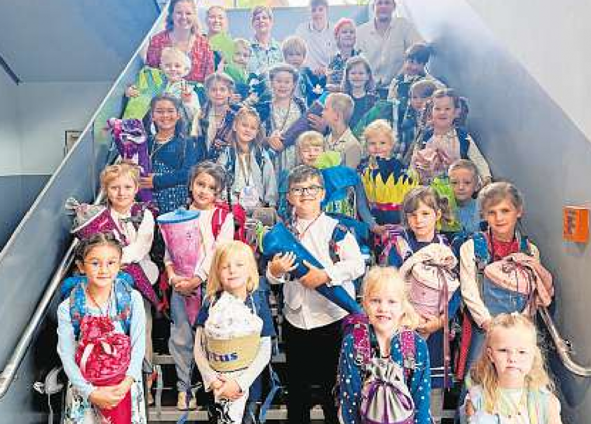 Die Klasse 1c mit den Lehrkräften Martina Behnen-Härer und Ina Köster, den Erziehern Ramon Szillat und Henrike Masch und dem FSJler Markes Wilk.