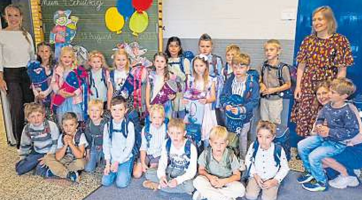 Bienenklasse 1a mit Klassenlehrerin Nevenka Kramer und Schulassistentin Carlotta Lübbers. Fotos (2): GS Kuddelwörde/hfr