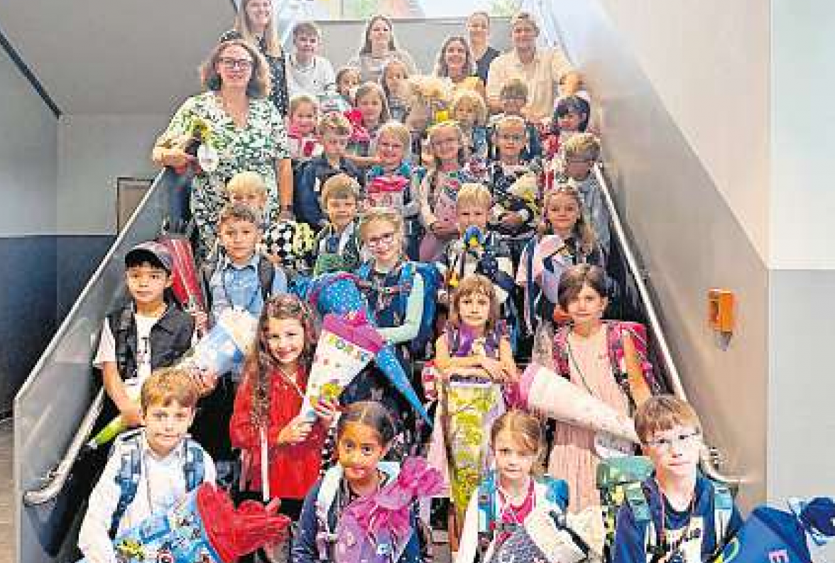 Die Klasse 1a mit den Lehrkräften Madlen Hempel, Maschal Altmann und Lara Arping, den Erziehern Ramon Szillat und Henrike Masch, der Sozialpädagogischen Assistenz Karola Szillat und dem FSJler Markes Wilk.