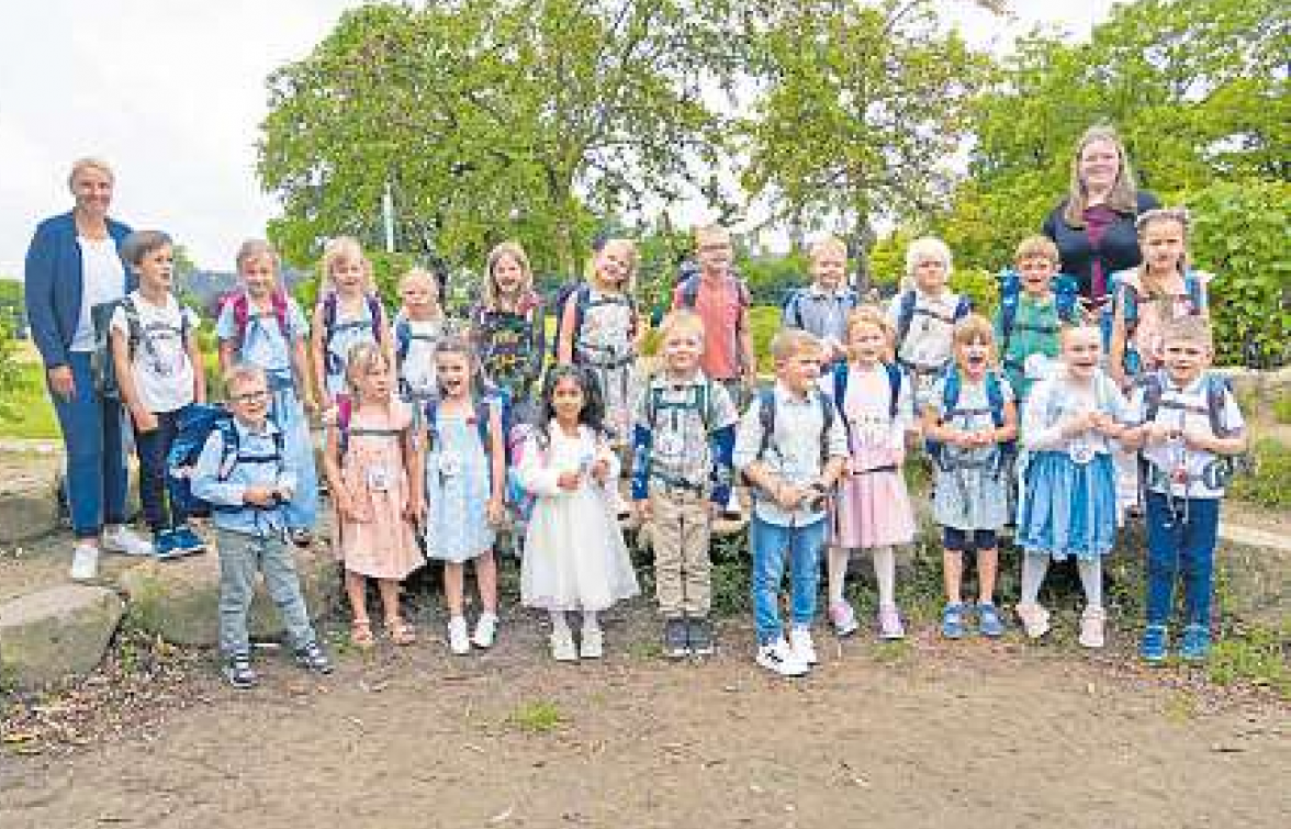 Die Klasse 1c, die Pandaklasse, mit Klassenlehrerin Carmen Glander und FSJlerin Leni Kirschnik. Fotos (3): Grundschule Mollhagen/hfr