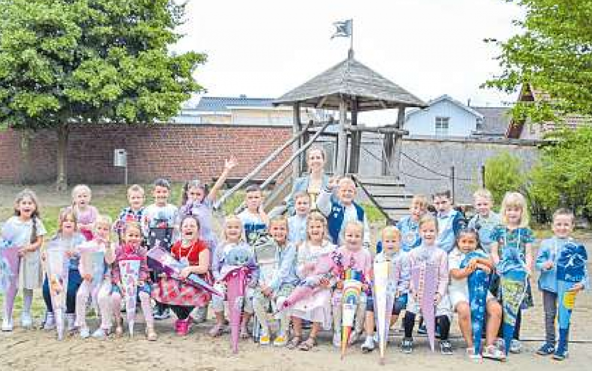 Die Klasse 1b, die Tiger-Klasse, mit Lehrerin Jelena Sacharow.