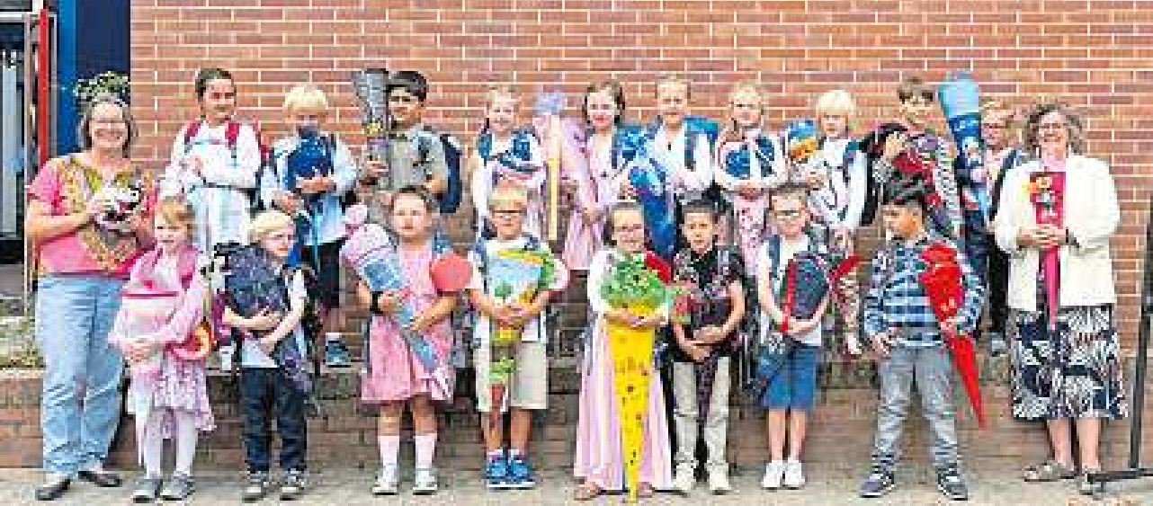 Die Klasse 1b, die Marienkäfer, mit Gudrun Eskierski (links) und Maja Heidmann