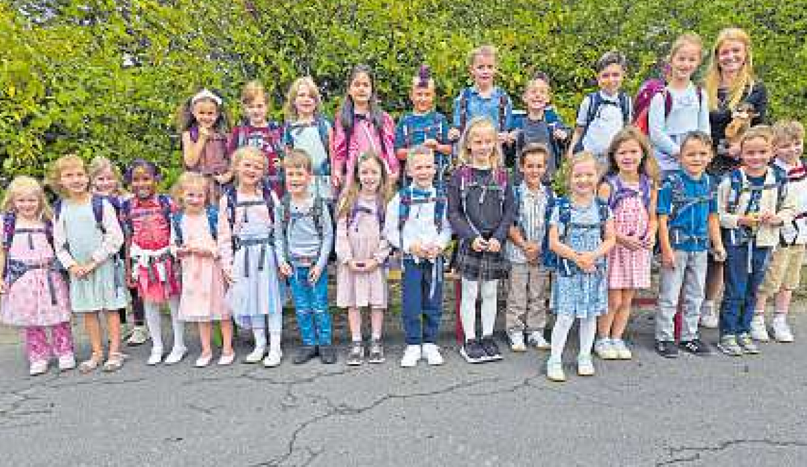 Klasse 1b mit Klassenlehrerin Celina Kruse.