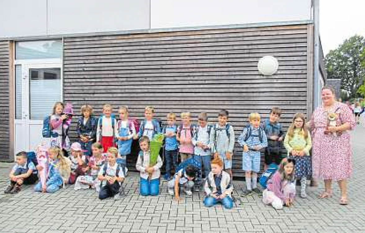 Die Klasse 1a, die Känguruklasse, mit Klassenlehrkraft Conny Dähling.