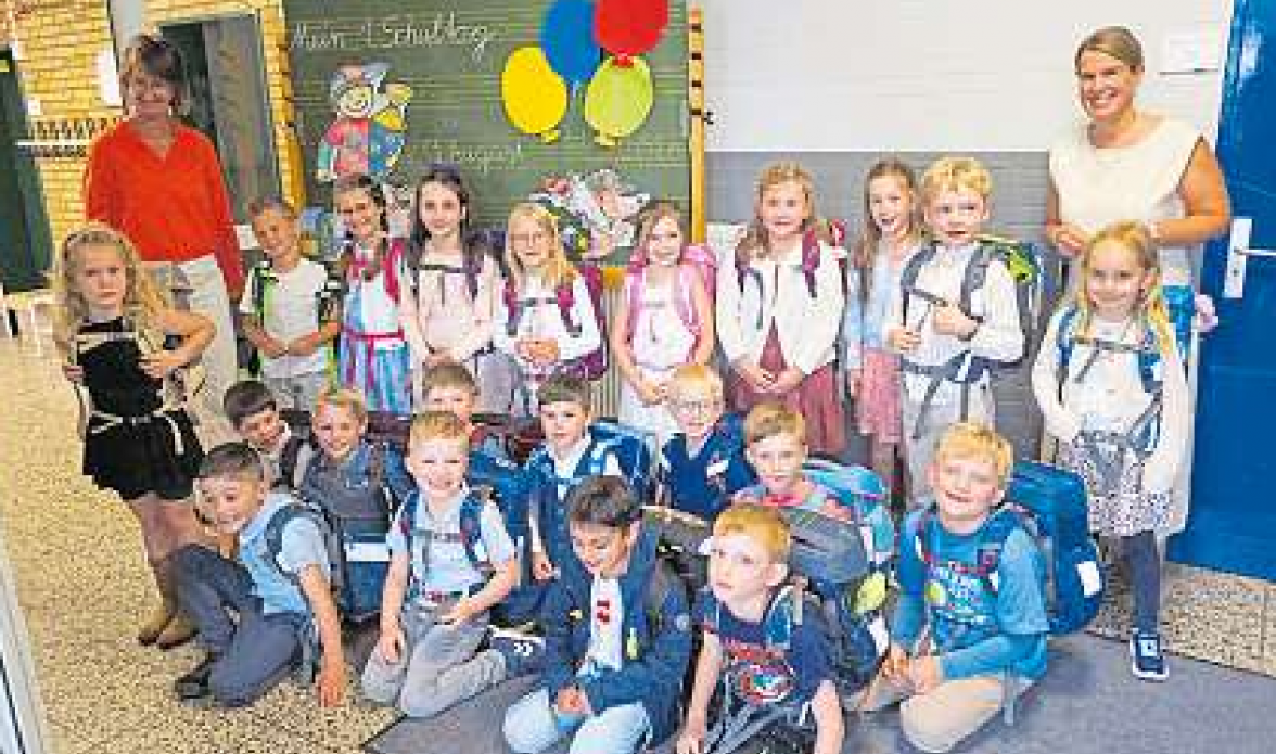 Koalaklasse 1b mit Klassenlehrerin Rike Jeckstadt-Borchert und Schulassistentin Dagmar Giering.