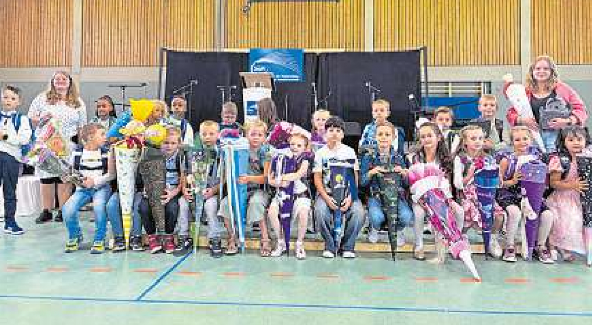 Die Seepferdchenklasse 1a mit Klassenlehrerin Wiebke Probst und FSJlerin Leonie Stoppel.