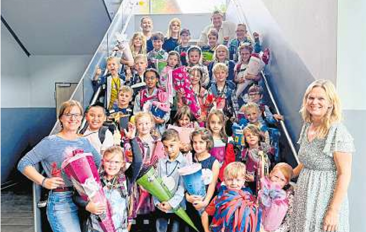 Die Klassse 1d mit den Lehrkräften Larissa Wummel und Anja Gosch, den Erziehern Ramon Szillat und Henrike Masch und der FSJlerin Jolie Taubert. Fotos (4): Stadtschule/hfr
