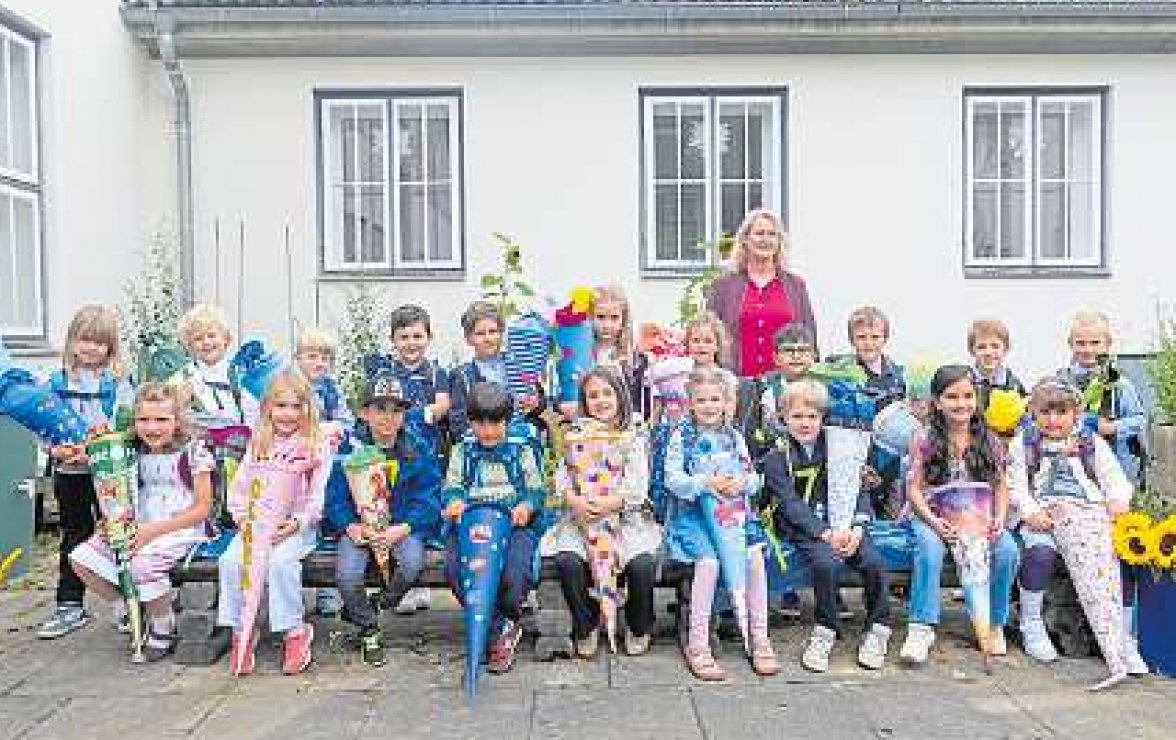 Die Klasse 1b mit der Klassenlehrerin Iris Koenen.