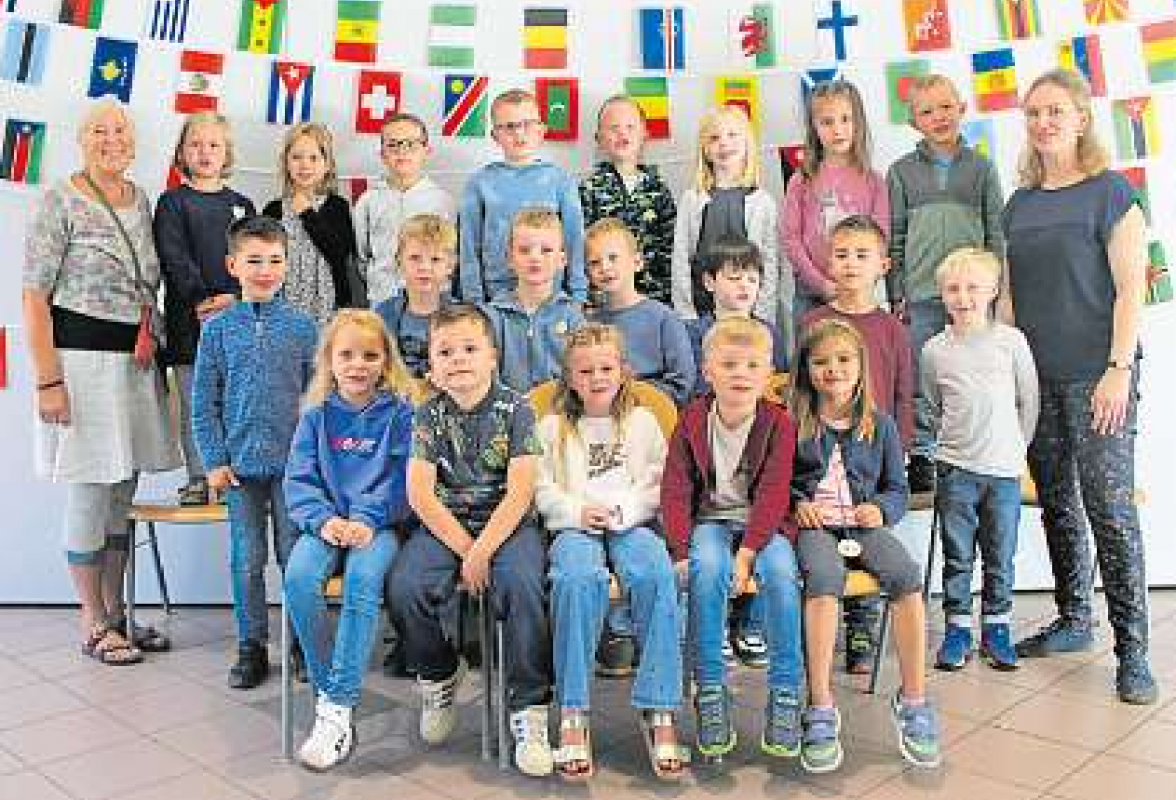 Klasse 1c mit Klassenlehrerin Antonia Neumann (re) und Schulassistentin Sibylle Paul (li).