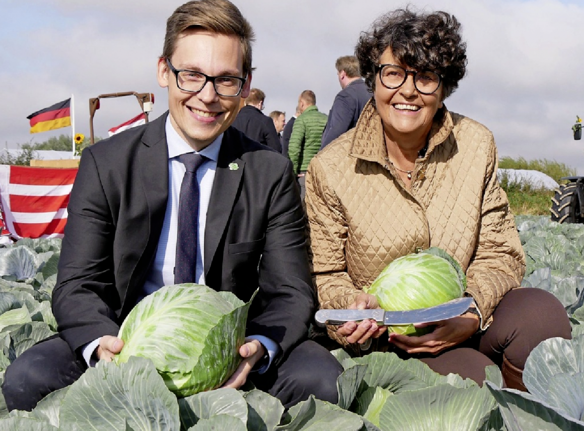 Landrat Thorben Schütt und Kreispräsidentin Ute BorwieckDethlefs nehmen am Anschnittsfest in Zennhusen teil.