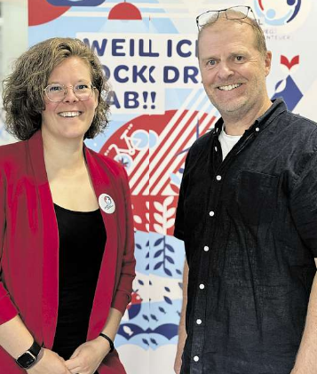 Finja Luca Ulrich von der Jugendberufsagentur Kiel und Dirk Heines von der Regionalen Ausbildungsbetreuung setzen sich für junge Menschen ein, die Orientierung im Berufsleben suchen.