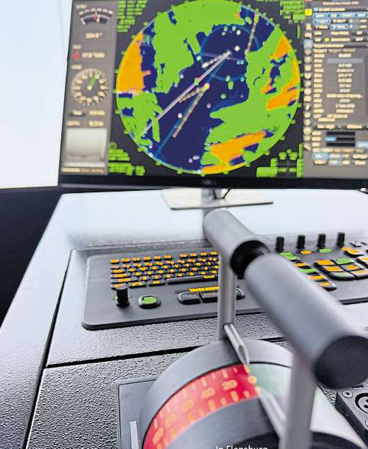 In Flensburg wird an echten Schiffsbrücken im modernen Schiffsführungssimulator das Navigieren geübt.