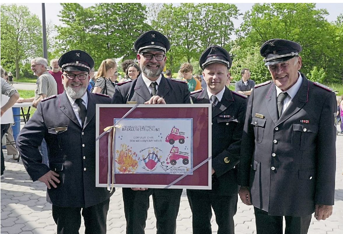 Die Wehrführer und ihre Stellvertreter bekamen ein Bild ihrer früheren Nachbarn, der Kita, zum Einzug.