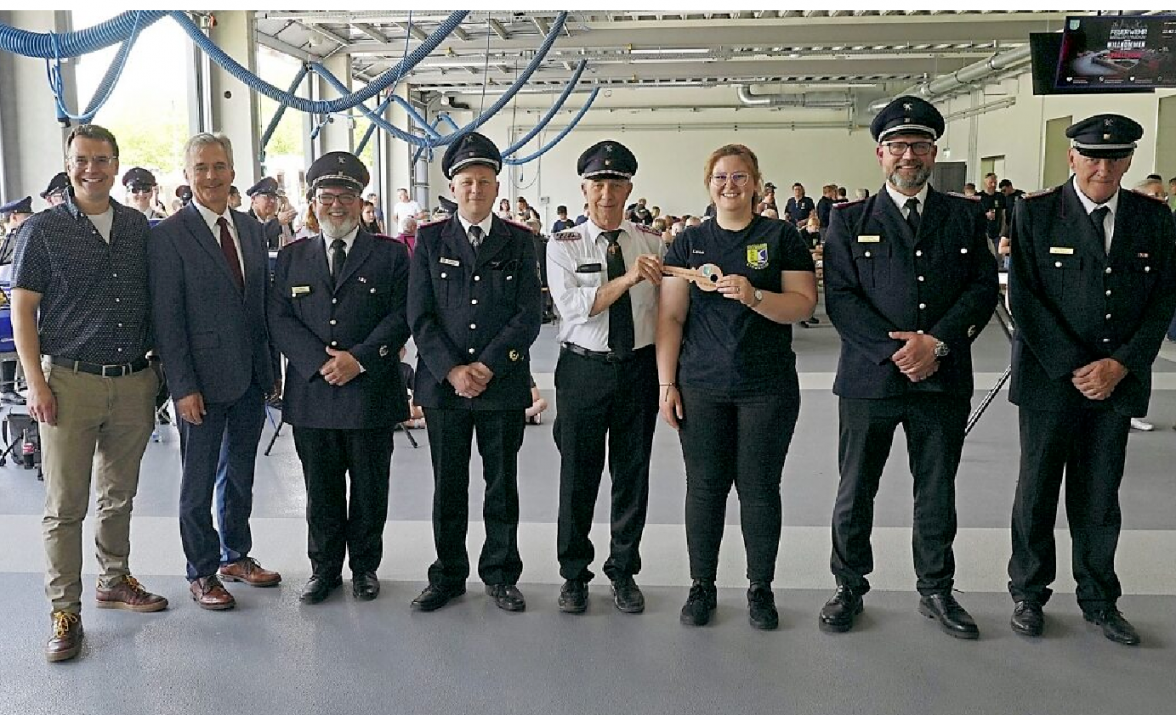 Beim Umzug kam es in Anwesenheit von Pastor Simon Frömming und Breklums Bürgermeister Claus Lass (von li) zur symbolischen Schlüsselübergabe an die aktive Wehr, den Feuerwehr-Musikzug und die Jugendwehr