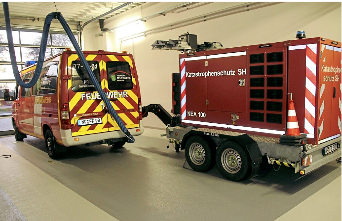 Zusätzlich zu den Löschfahrzeugen ist der Notstrom-Erzeuger (NEA) des Katastrophenschutzes in der Fahrzeughalle untergebracht. Fotos: Christine Wauer