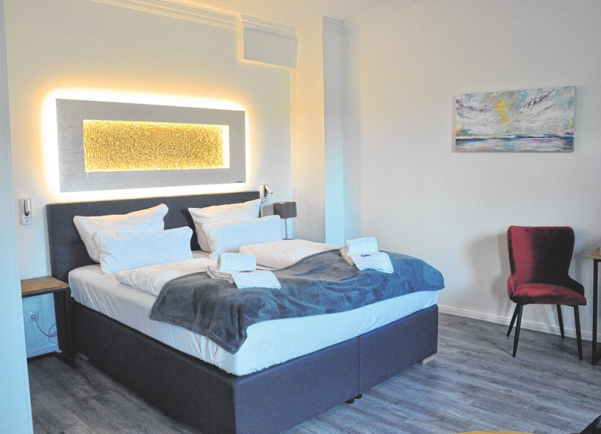 Die Zimmer sind modern und zweckmäßig eingerichtet.