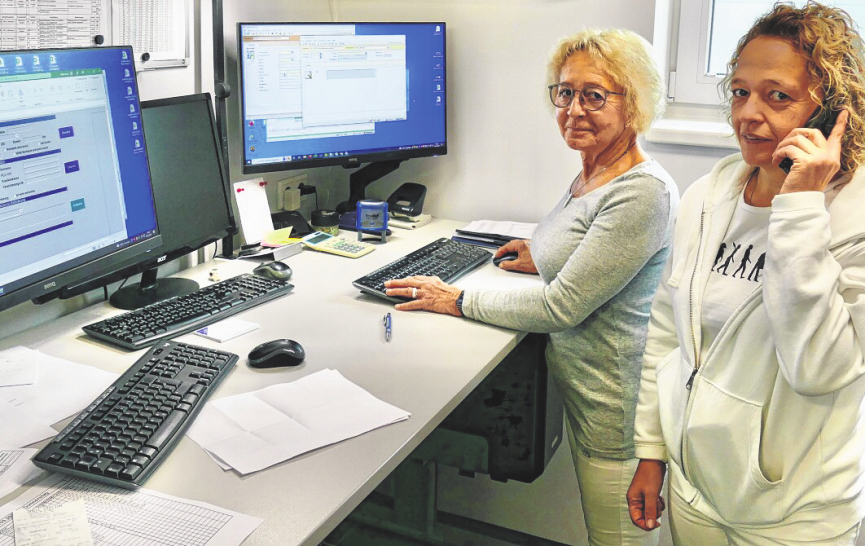 Ute Thomsen-Loos (li.) wird auch im Büro von ihrer Tochter Carmen Jürgensen unterstützt.