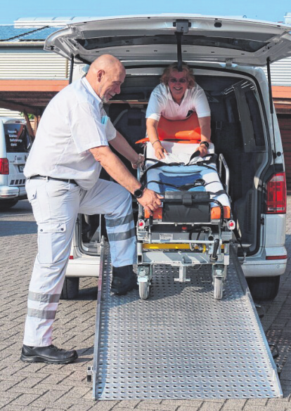 Eine Beförderung der Patienten kann sowohl im Tragestuhl als auch im eigenen Rollstuhl oder liegend auf einer Roll-In-Trage durch die Mitarbeiter durchgeführt werden.