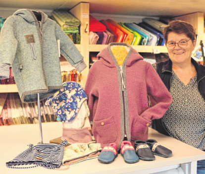 Bärbel Epple-Schröder mit selbst genähter Kinderkleidung.