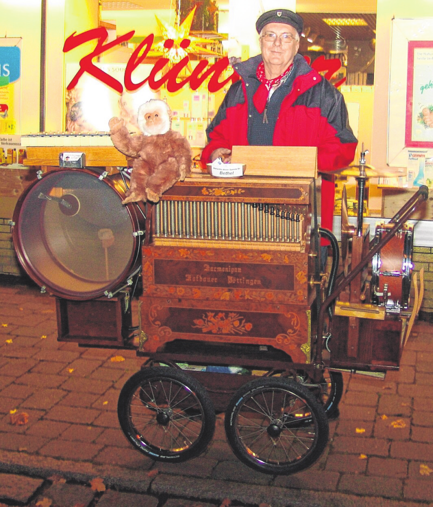 Immer dabei: Hartmut Wiek-Simon mit seinem Leierkasten . Fotos: Kai Eckhard