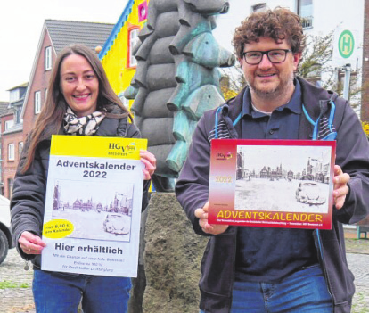 Die Vorstandsmitglieder Kira Sönksen und Karsten Werner werben für den Adventskalender, der statt Weihnachtsverlosung für Gewinne sorgen wird. Foto: Udo Rahn
