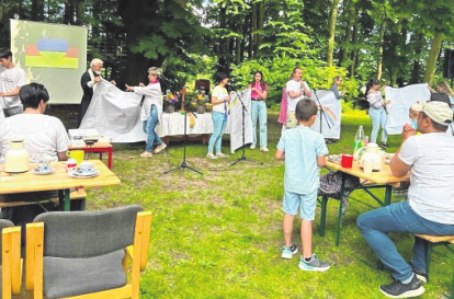 Geselligkeit ist wichtig: Ein Grillnachmittag wird vorbereitet. Foto: Amt MNF