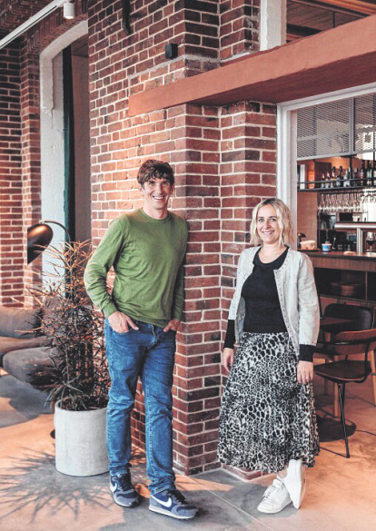 Bo Teichmann und Manon Möller im Bereich der Bar und dem großen Bistro.