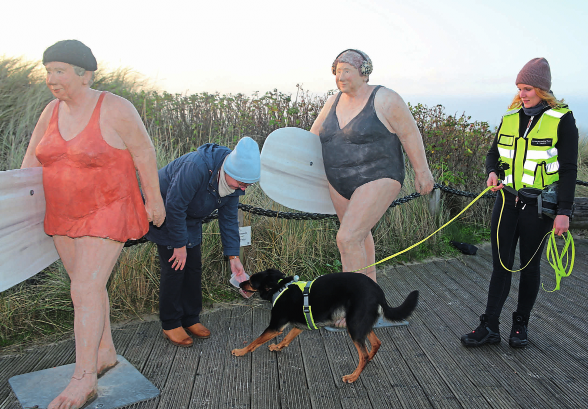 ,,Versteck-Objekt" Ulrike wurde gerade von Spürhund Barnie an der Promenade in Wenningstedt erschnüffelt. Frauchen Selina Vandrey (rechts) ist zufrieden. FOTOS: WOLFGANG BARTH/SYLTPRESS