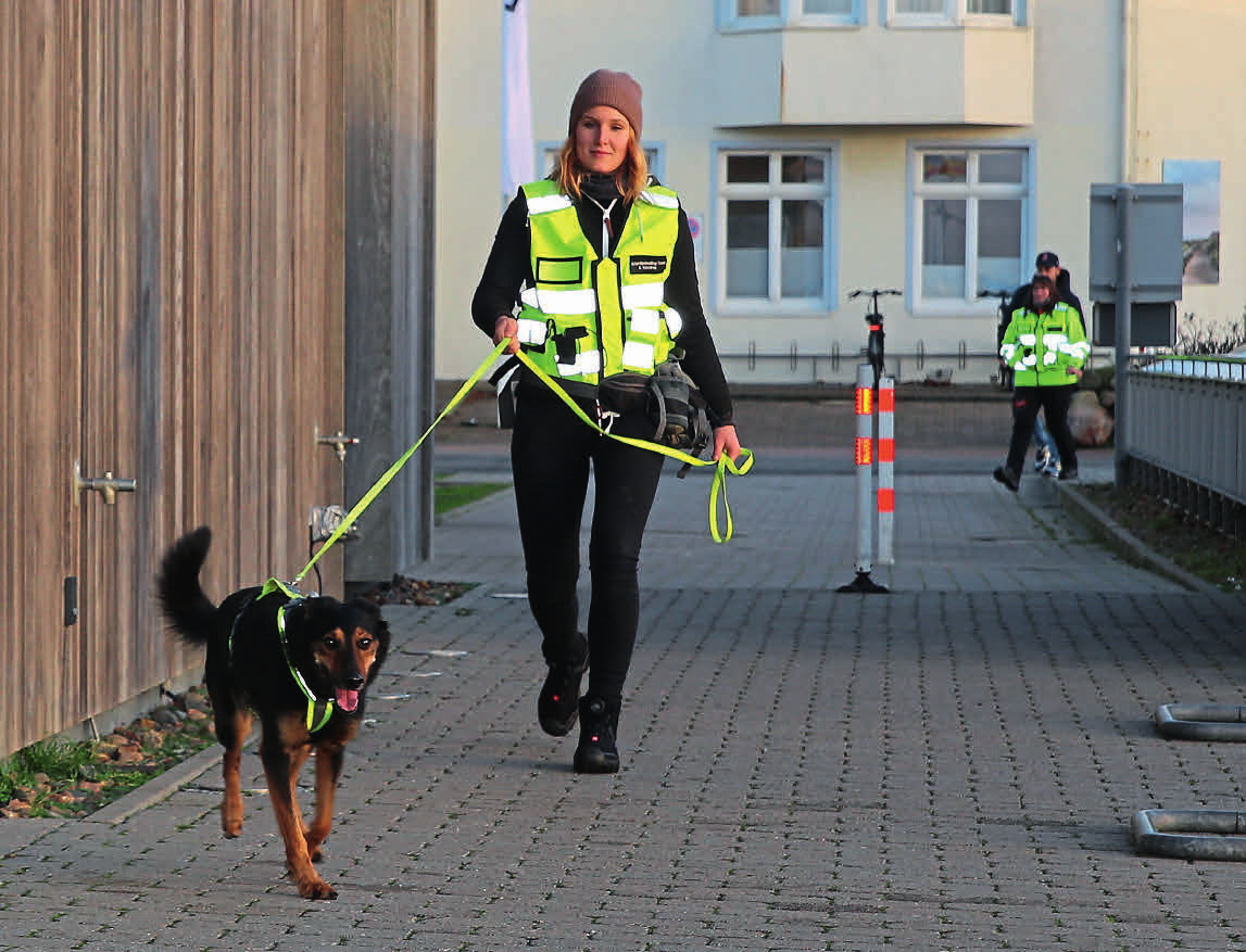 Border Collie-Mischling Barnie an der Leine von Frauchen Selina Vandrey. Im Hintergrund: Trainerin Simone Bahnsen.