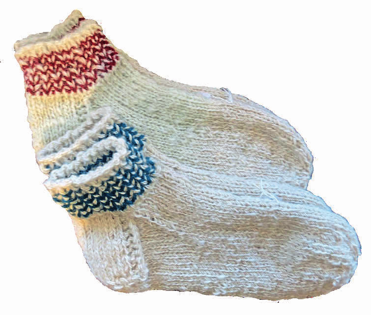 Diese Sylter Socken von Erika Jessen sind so warm, dass sie auch als Hausschuhe getragen werden können. FOTOS: SVEN LAPPOEHN; HANSEN HOF; ZWILLINGSHERZ; SYLTER WERKSTÄTTEN