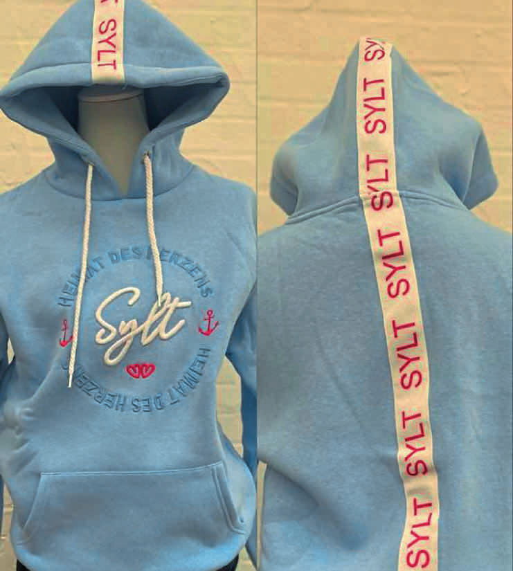 Produziert wurden die Sylt-Pullover von der Firma Zwillingsherz. Online gibt es das Teil unter anderem auch in dunkelblau und apricot.