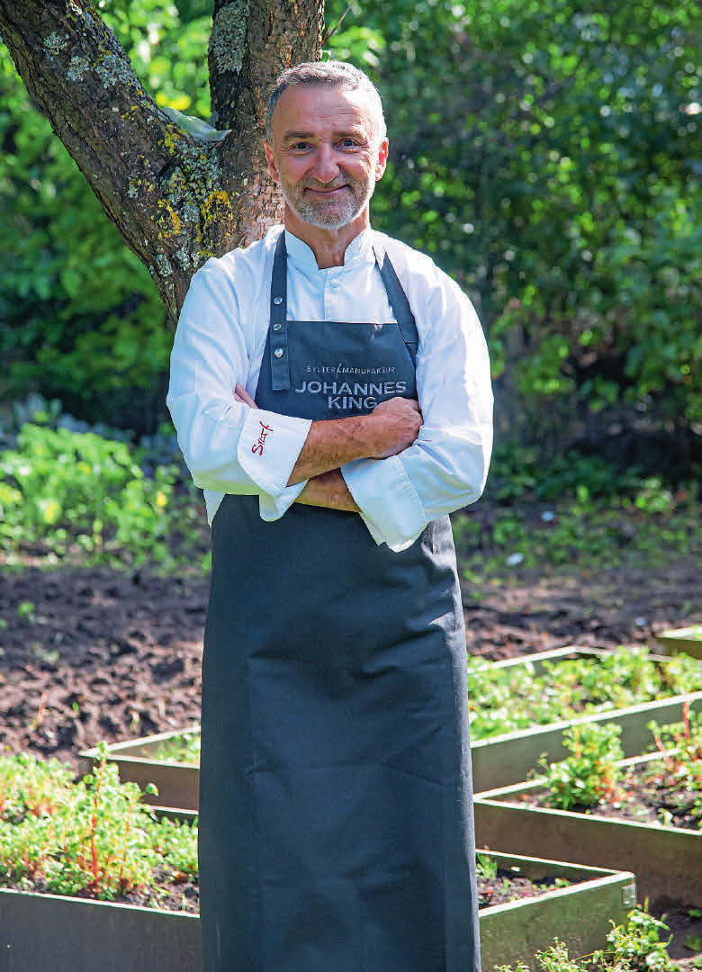 Johannes King im Garten seiner Sylter Manufaktur.