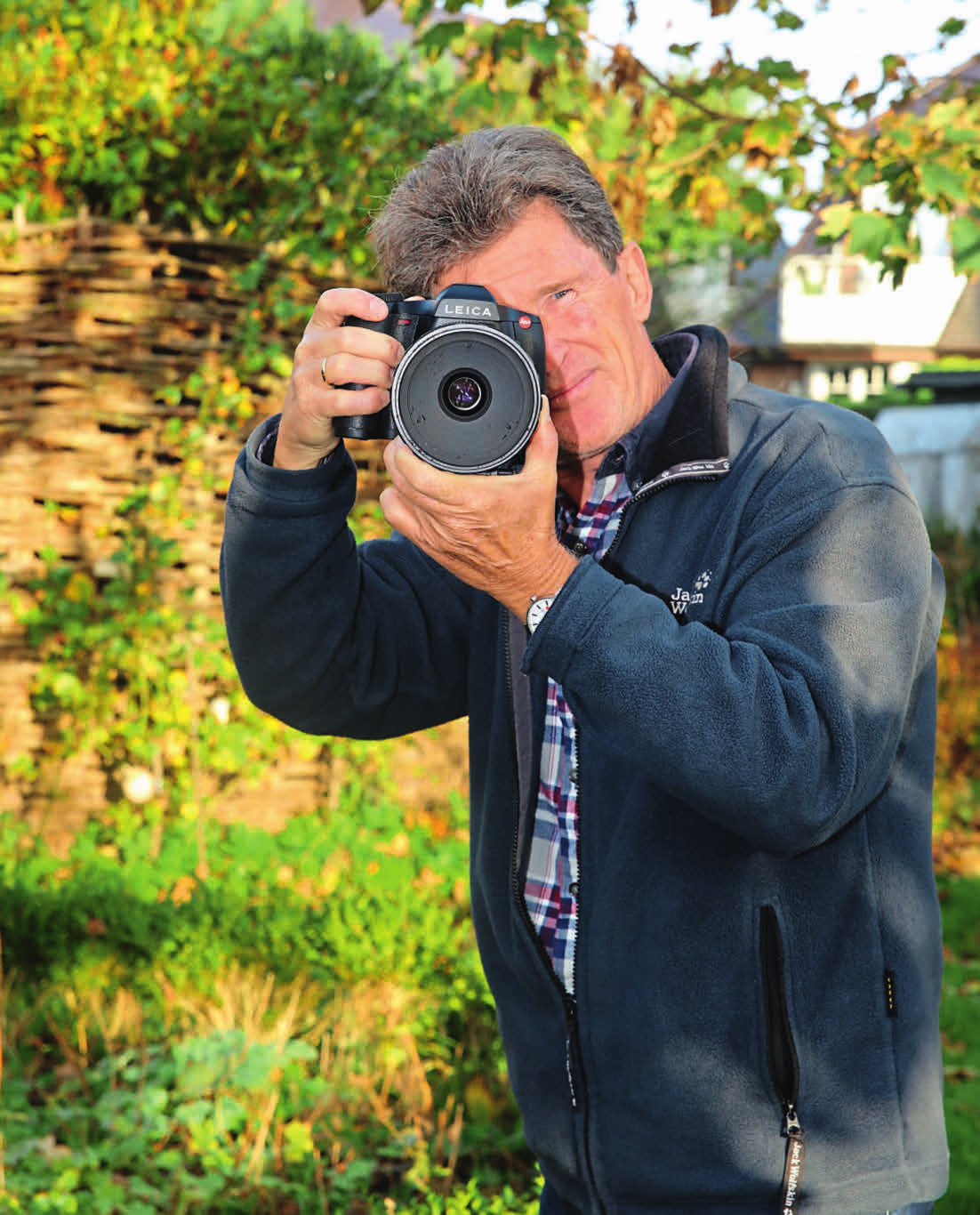 Hans Jessel in ungewohnter Rolle: Nicht er fotografiert, sondern er wird fotografiert - im Garten seines Hauses in Westerland.