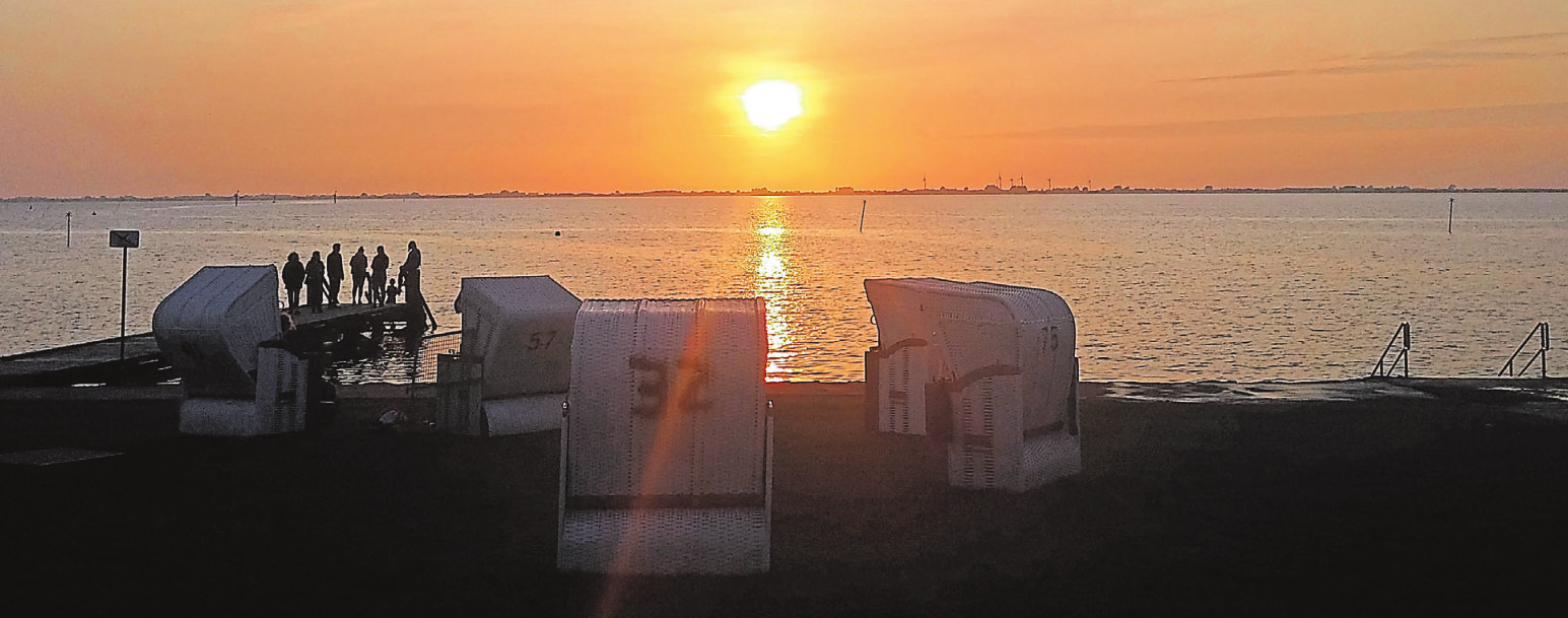 ... abends mit Nordseeblick baden, am Deich spazieren gehen, nette Leute treffen und eine ,,tote Tante" genießen! Foto: Michael Mittendorf