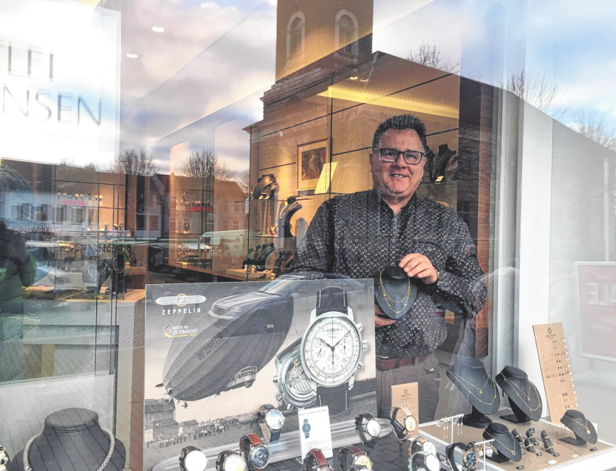 Peter Koch, Inhaber des Husumer Traditionsunternehmens Detlef Jensen - Uhren, Schmuck und Besteck. Foto: Rüdiger Otto von Brocken
