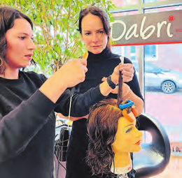 Unsere Redakteurin Julia Voigt Tamar genau sieht der Friseurin über die Schulter.