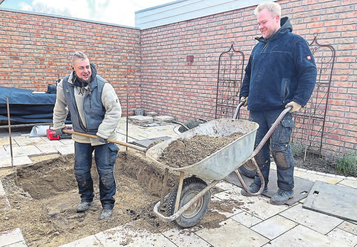 Egal ob Regen oder Sturm, Niklas (links) und Finn hält nichts von ihrer Arbeit ab. FOTO: VOIGT