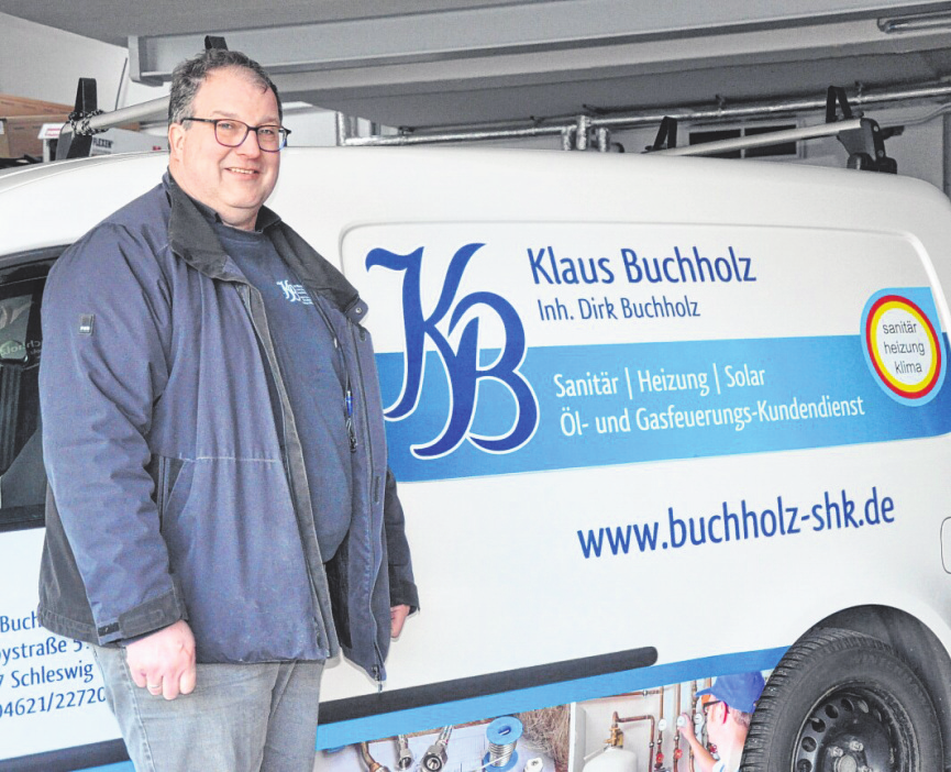 Dirk Buchholz an einem der Fahrzeuge des Unternehmens.