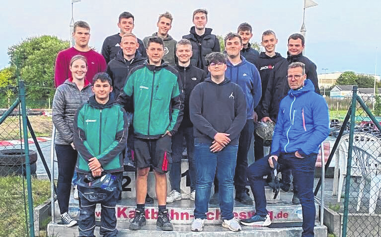 Ein Bild vom jährlichen Azubi-Kartfahren-Event in Schleswig. Der Chef (vorne rechts) fährt auch immer mit.
