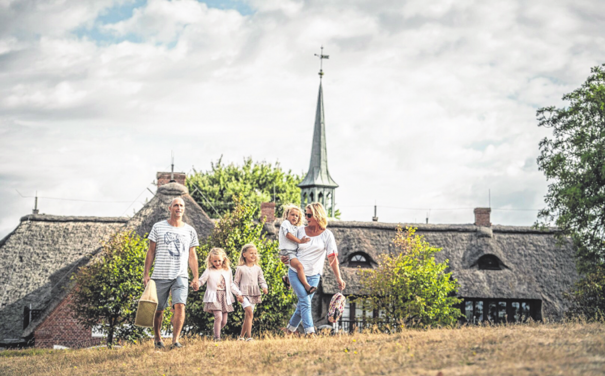 In Sankt Peter-Ording sehr beliebt: Ein Spaziergang mit der ganzen Familie am Deich.