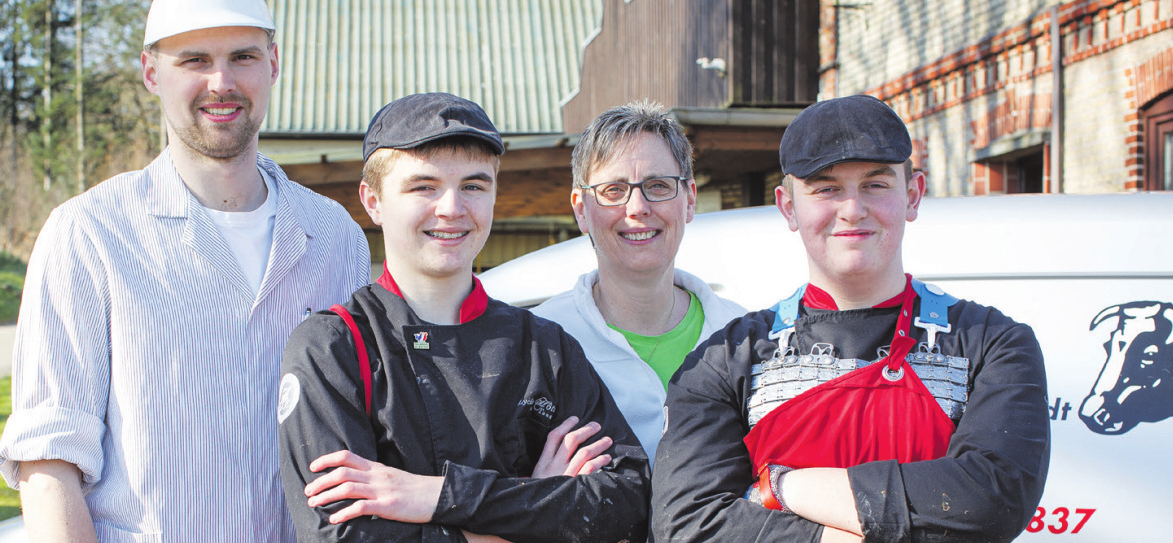 Internationaler Austausch im Fleischerhandwerk: (v.l.) Timon Petersen, Arthur Lefetz, Britta Petersen und Quentin Roger haben sich nach einem Tag bereits gut aufeinander eingespielt.