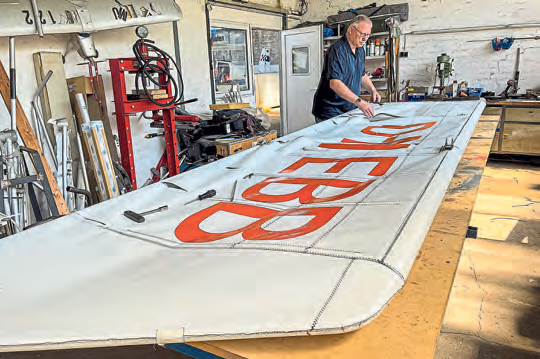 Die Tragfläche einer Ikarus C42 in der Werkstatt. Sie besteht aus einer hochfesten Folie, die über Rohre aus korrosionsbeständigem Aluminium gespannt wird. FOTO: FRANK HÖFER