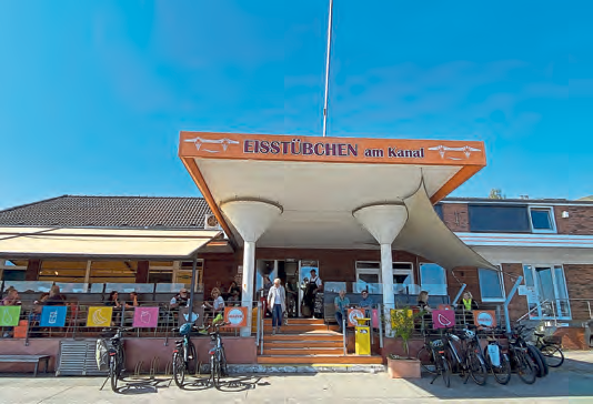 Großartige Aussichten bietet das Eisstübchen in Rendsburg. Das Eis ist selbstgemacht (zum Beispiel im Amarena Becher) und man kann direkt auf den Nord-Ostsee-Kanal blicken. FOTOS: SABINE SOPHA