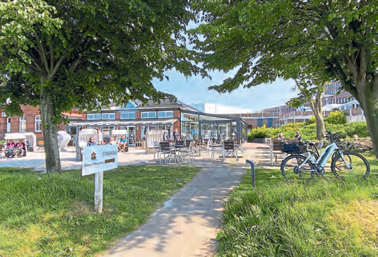 Am südlichen NOK-Ufer in Osterrönfeld lädt die Kanalmeisterei zu einer Pause bei Kaffee und selbstgemachtem Kuchen ein. Das Angebot wechselt täglich. Lecker ist die Schwarzwälder Kirschtorte. FOTOS: SABINE SOPHA
