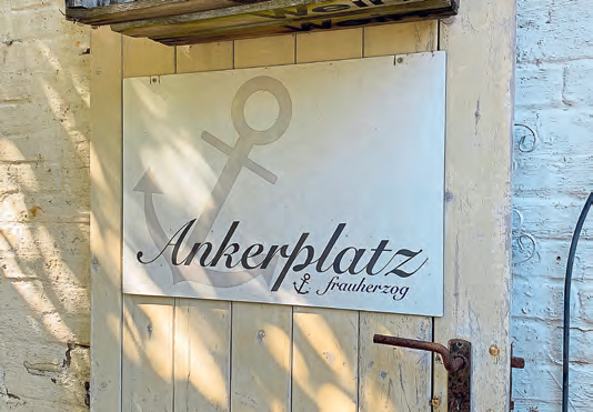 Ein Ankerplatz abseits des Wassers ist „Klamotte und Kaffee“ in Fockbek. Barista Jörg bereitet cremigen Kaffee zu und backt unter anderem Schokoladenkuchen, der auf der Zunge zergeht. FOTOS: SABINE SOPHA