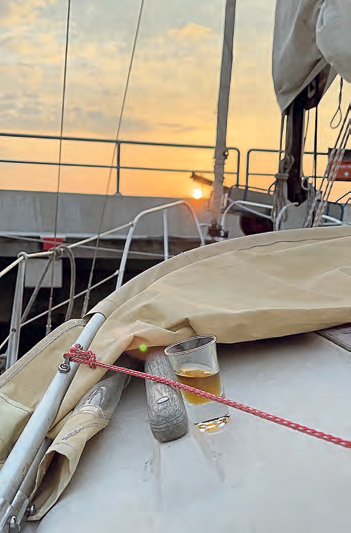 Den ganzen Tag von der Sonne begleitet, nehme ich abends nach 14 Stunden auf dem Wasser, Abschied mit einem „Prosit!“ FOTO: NIKOLAUS SCHMIDT