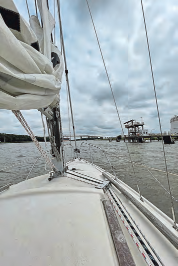 Nach der ersten Schleusung in Brunsbüttel kommt voraus gleich die Brücke bei Kudensee. FOTO: NIKOLAUS SCHMIDT
