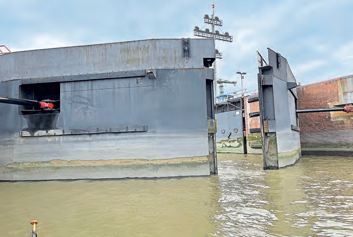 Es geht los: die Schleuse schließt sich, das Boot hebt sich, die Crew setzt sich. FOTO: NIKOLAUS SCHMIDT