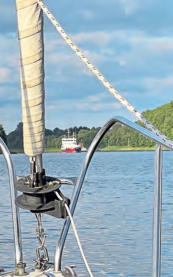 Immer ein Erlebnis: ob große oder kleinere Pötte - im Kanal ist man mit ihnen auf Tuchfühlung; allerdings immer auf der richtigen Seite, auch wenn die Perspektive täuscht. FOTO: NIKOLAUS SCHMIDT