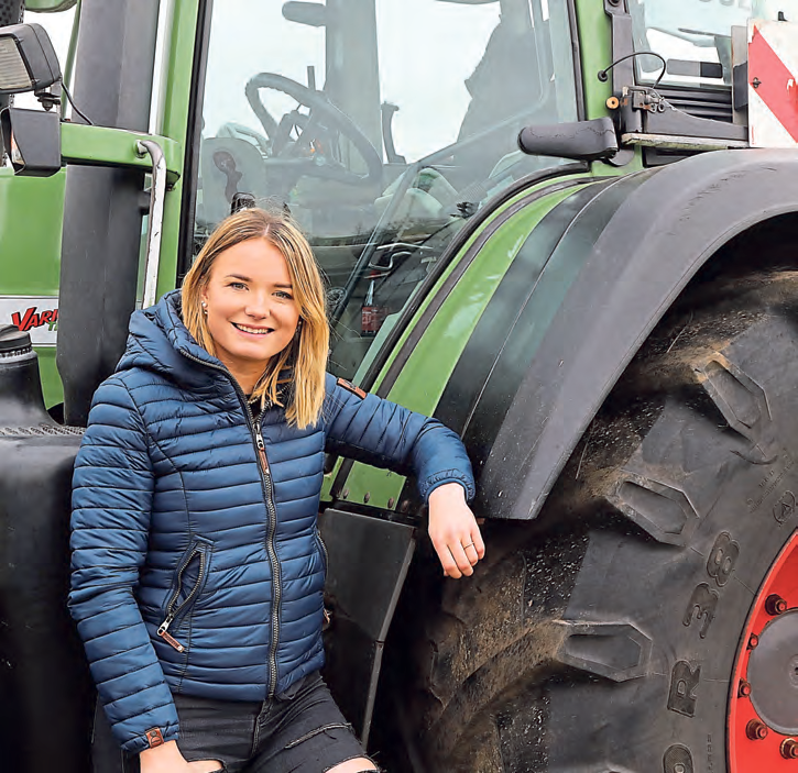 Tess Sanny im April dieses Jahres bei ihrem allerersten Trecker-Treck. FOTO: KAI ECKHARDT (ARCHIV)
